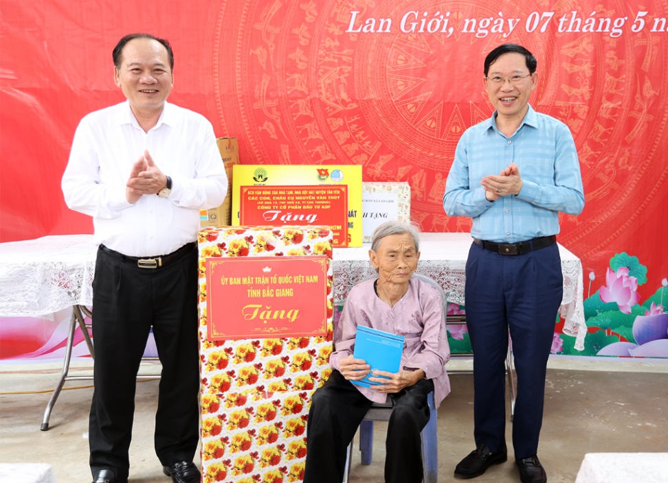 Chủ tịch UBND tỉnh Lê Ánh Dương dự lễ khánh thành và trao nhà đại đoàn kết tại huyện Tân Yên|https://tanyen.bacgiang.gov.vn/web/guest/chi-tiet-tin-tuc/-/asset_publisher/St1DaeZNsp94/content/chu-tich-ubnd-tinh-le-anh-duong-du-le-khanh-thanh-va-trao-nha-ai-oan-ket-tai-huyen-tan-yen