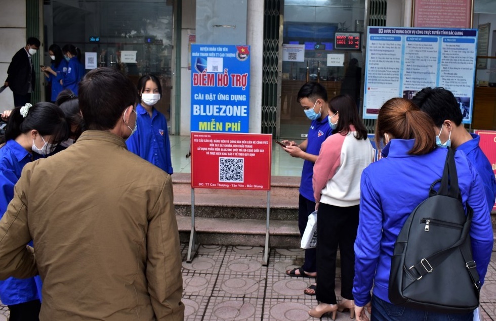 Huyện đoàn Tân Yên hỗ trợ người dân sử dụng dịch vụ công trực tuyến
