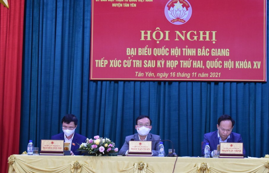 Đại biểu Quốc hội tiếp xúc cử tri tại Việt Lập