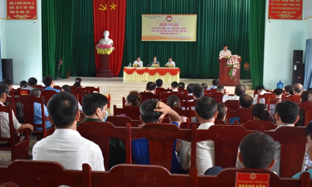 Đại biểu Quốc hội khóa 15 tiếp xúc với cư tri huyện Tân Yên sau kỳ hợp thứ 3