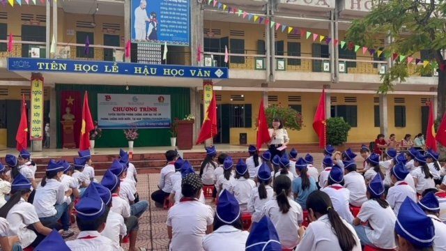 Việt Ngọc tuyên truyền xâm hại và đuối nước cho học sinh