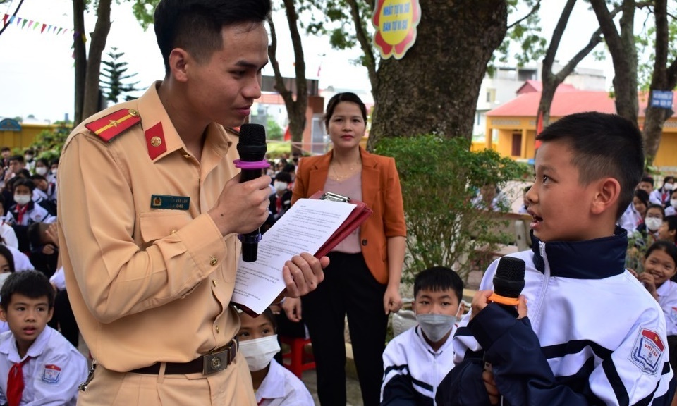 Việt Lập trên 600 học sinh được tuyên truyền, phổ biến giáo dục pháp luật về trật tự an toàn giao...