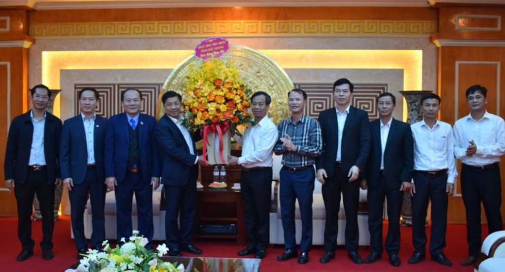 Đồng chí Bí thư TU Dương Văn Thái tặng quà Tết hộ nghèo tại Tân Yên