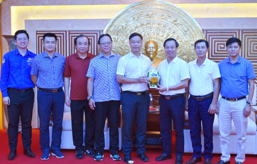 Đoàn cán bộ, giảng viên Trường Đại học Kinh tế Quốc dân thăm và làm việc tại huyện Tân Yên