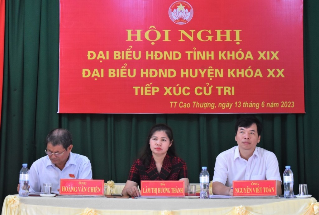 Đồng chí Lâm Thị Hương Thành- Phó Chủ tịch Thường trực HĐND tỉnh  tiếp xúc với cử tri thị trấn...