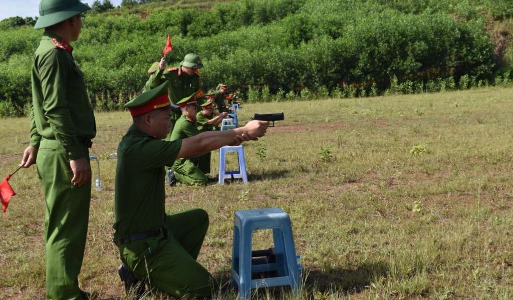 Cán bộ chiến sỹ lực lượng công an Tân Yên  kiểm tra bắn đạn thật.
