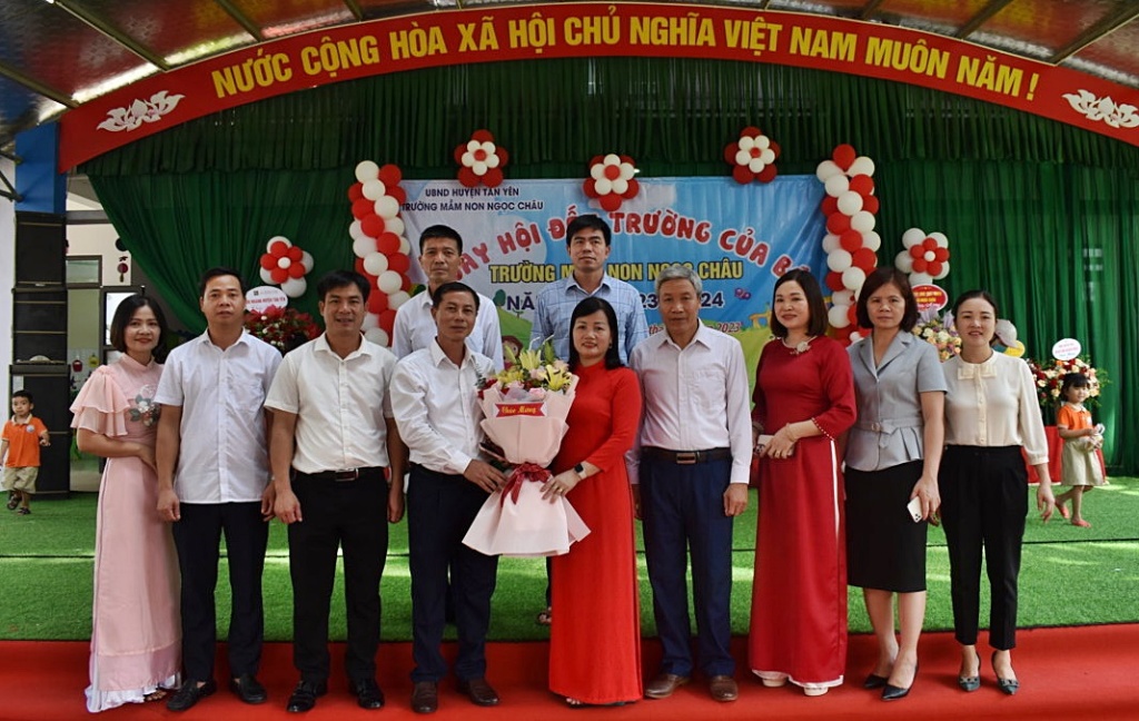 Phó Chủ tịch HĐND huyện Nguyễn Văn Nhàn dự khai giảng ở Trường Mầm non Ngọc Châu.