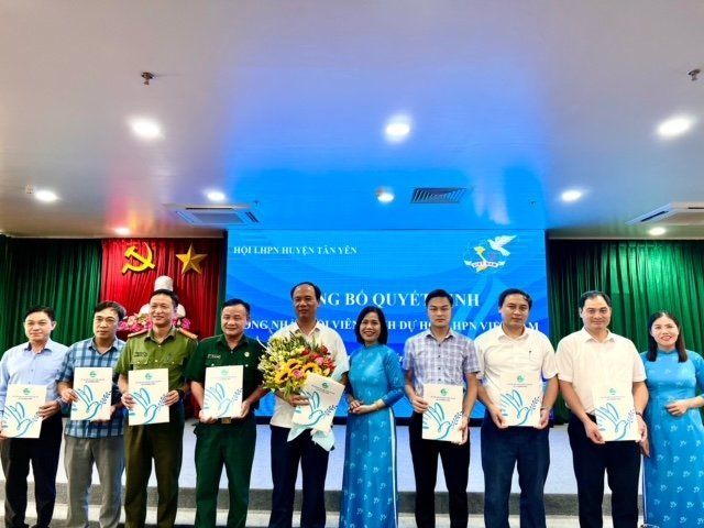 Hội LHPN huyện Tân Yên kết nạp 15 hội viên danh dự