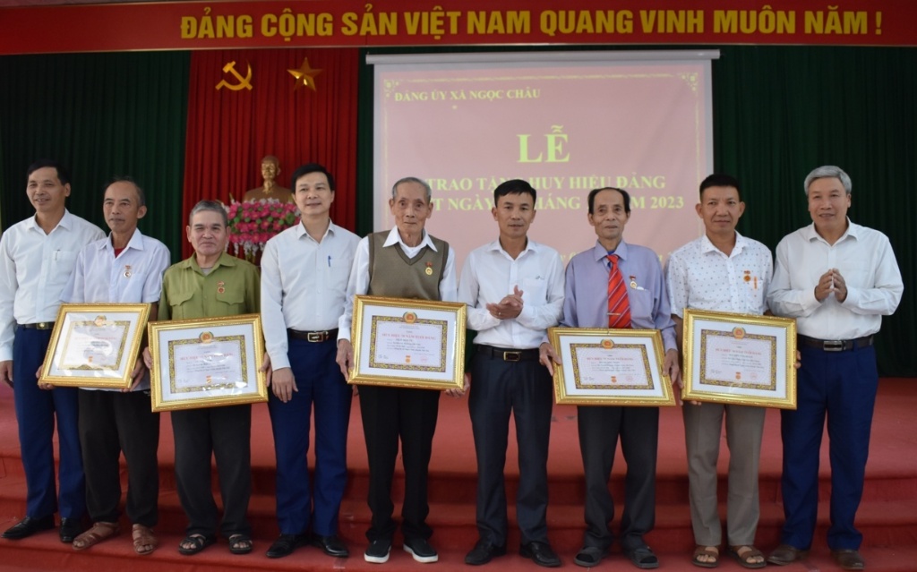 Đồng chí Nguyễn Thế Huy trao tặng huy hiệu Đảng tại Ngọc Châu