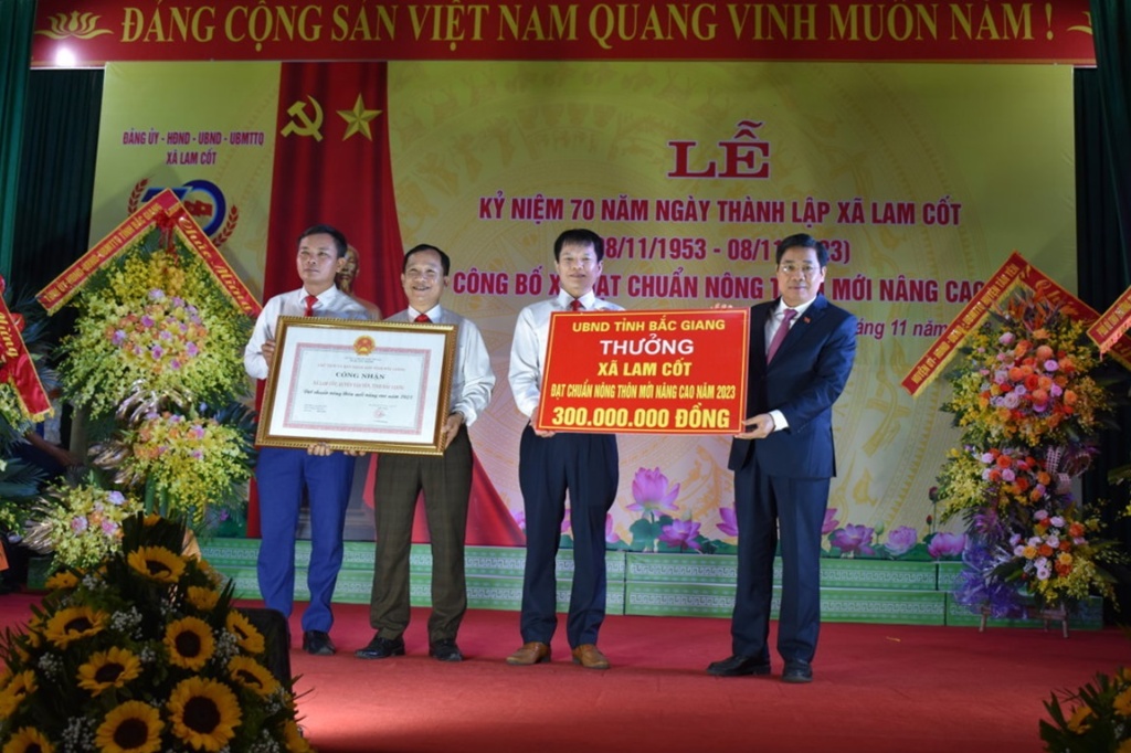 Lam Cốt kỷ niệm 70 năm ngày thành lập và đón nhận xã đạt chuẩn NTM nâng cao