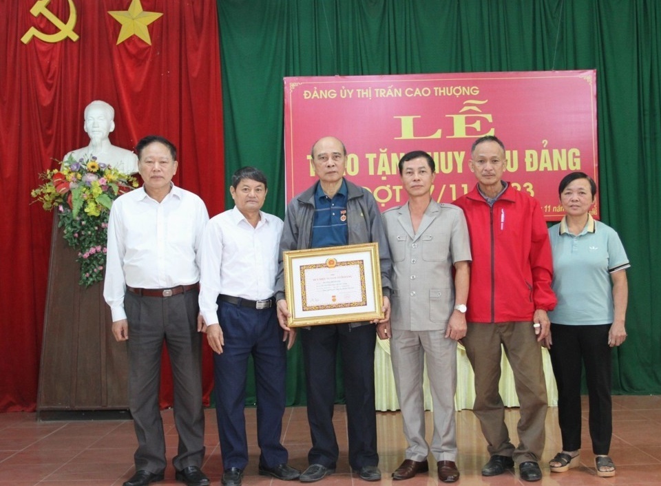 Tân Yên trao tặng huy hiệu Đảng cho 117 đồng chí Đảng viên