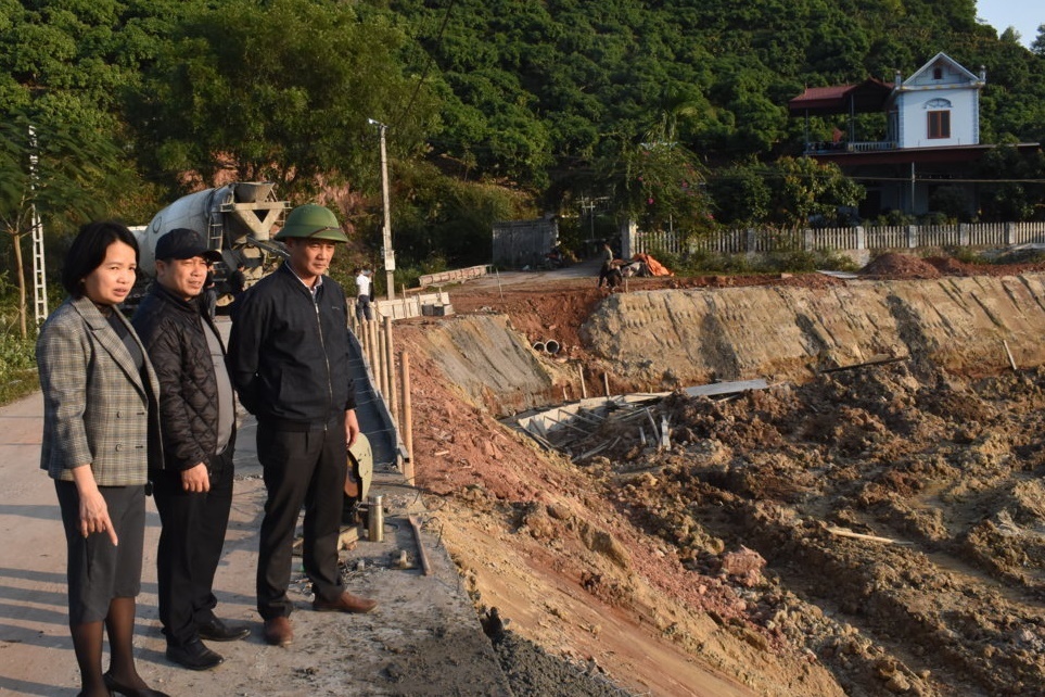 Đồng chí Ngô Quốc Hưng – PCT UBND huyển kiểm tra công trình: Kè bờ đập Búi Dứa, xã Phúc Hòa