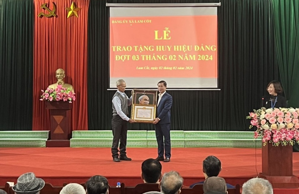 Tân Yên: 171 đồng chí được trao tặng Huy hiệu Đảng dịp 3/2