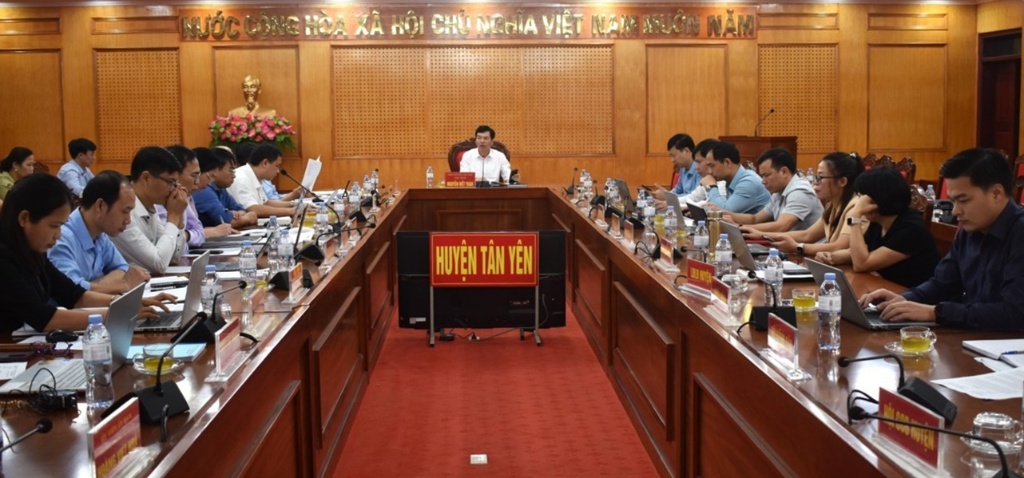UBND huyện họp phiên thường kỳ tháng 2