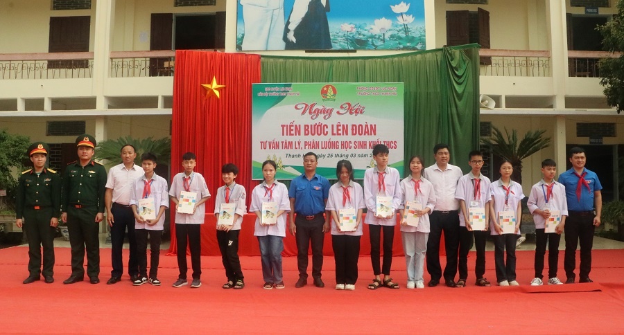 Hơn 1 nghìn học sinh Trường THCS Thanh Hải tham dự ngày hội Thiếu nhi vui - khỏe tiến bước lên Đoàn