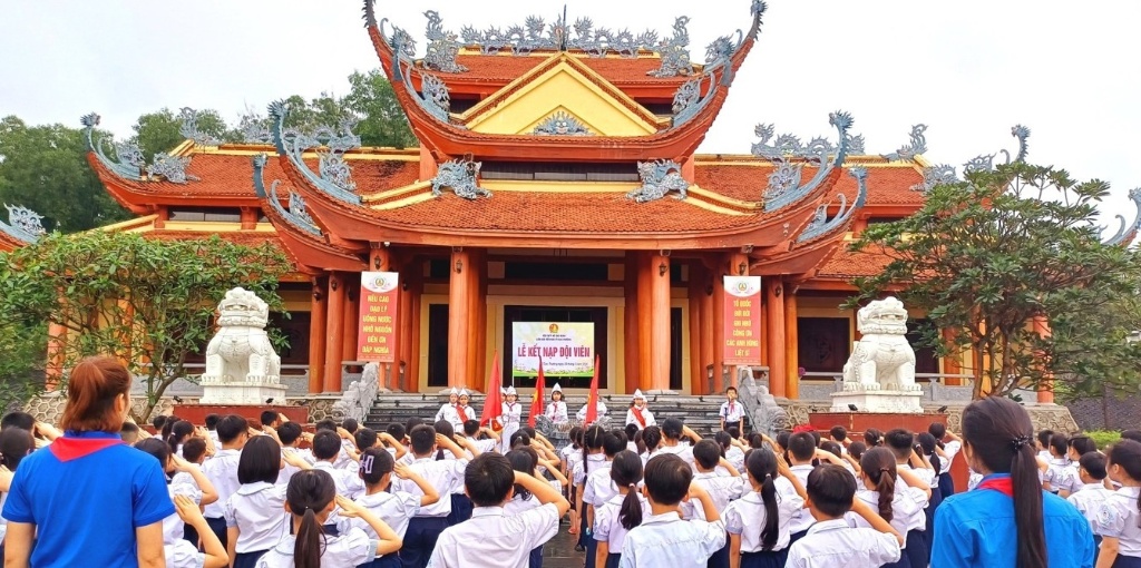 Trường Tiểu học thị trấn Cao Thượng kết nạp 129 đội viên
