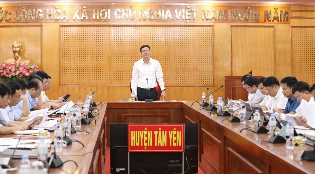 Phó Chủ tịch UBND tỉnh Lê Ô Pích kiểm tra công tác xây dựng NTM nâng cao tại Tân Yên