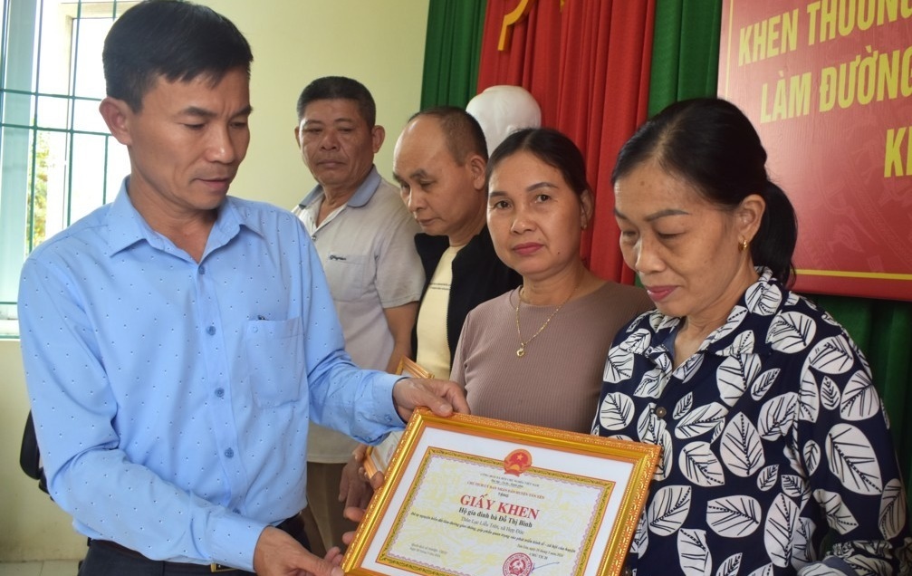 Đồng chí Nguyễn Thế Huy- Phó Bí thư thường trực Huyện ủy trao giấy khen cho các hộ hiến đất
