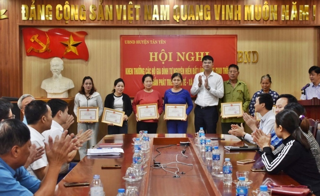 UBND huyện khen thưởng cho 32 hộ gia đình hiến đất tại Ngọc Châu