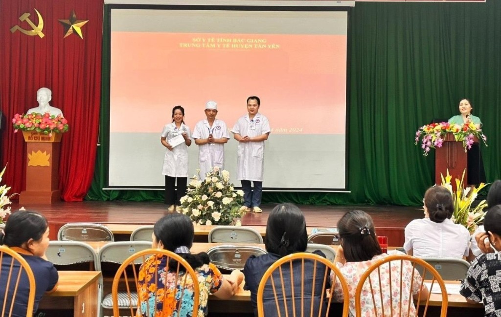 Trung tâm Y tế huyện khen thưởng đột xuất tập thể khoa Cấp cứu- Hồi...|https://tanyen.bacgiang.gov.vn/chi-tiet-tin-tuc/-/asset_publisher/Enp27vgshTez/content/trung-tam-y-te-huyen-khen-thuong-ot-xuat-tap-the-khoa-cap-cuu-hoi-suc-tich-cuc-chong-oc