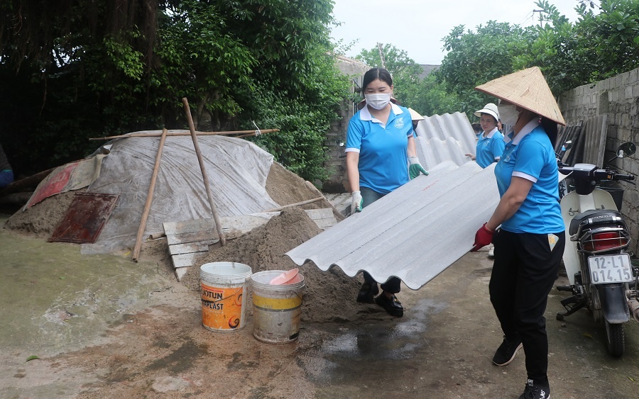 Hội Phụ nữ xã Quý Sơn hỗ trợ gia đình hội viên khó khăn sửa chữa nhà ở