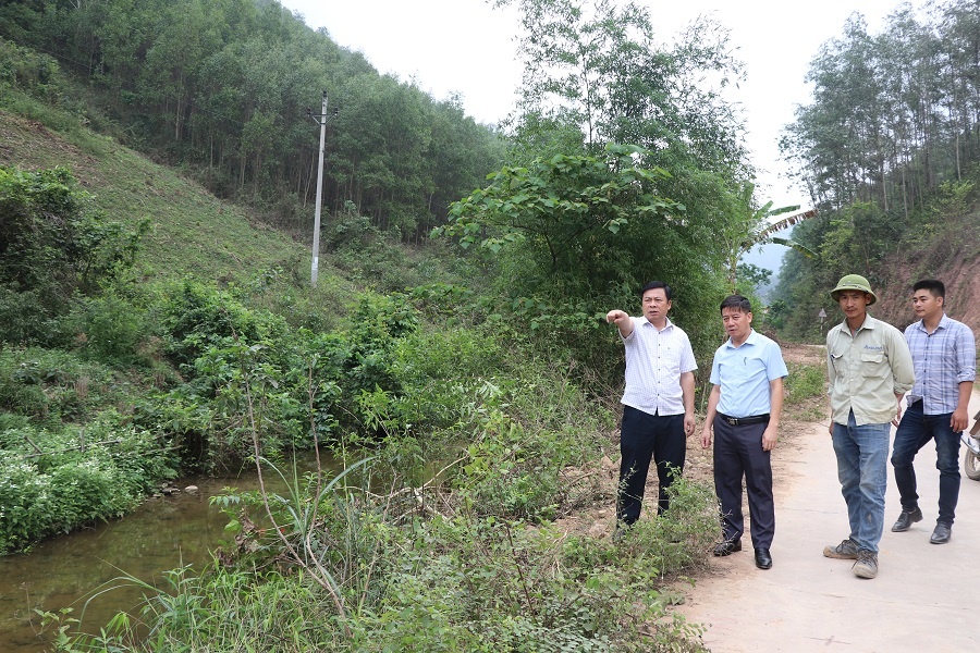 Đồng chí Nguyễn Văn Hải, Phó Chủ tịch UBND huyện đi kiểm tra các công trình, dự án trên địa bàn...