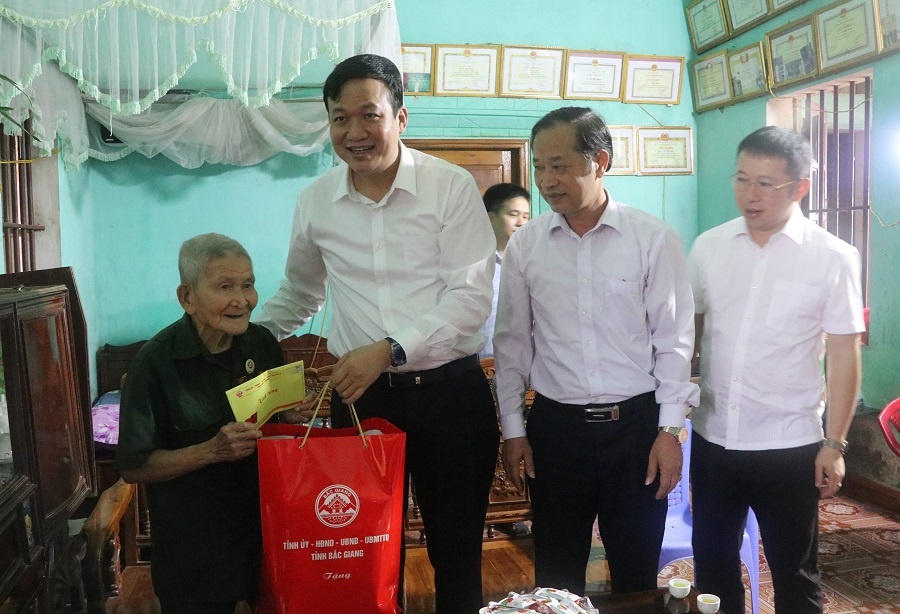 Lãnh đạo tỉnh và huyện, thăm, tặng quà CCB, cựu TNXP tham gia Chiến dịch Điện Biên Phủ