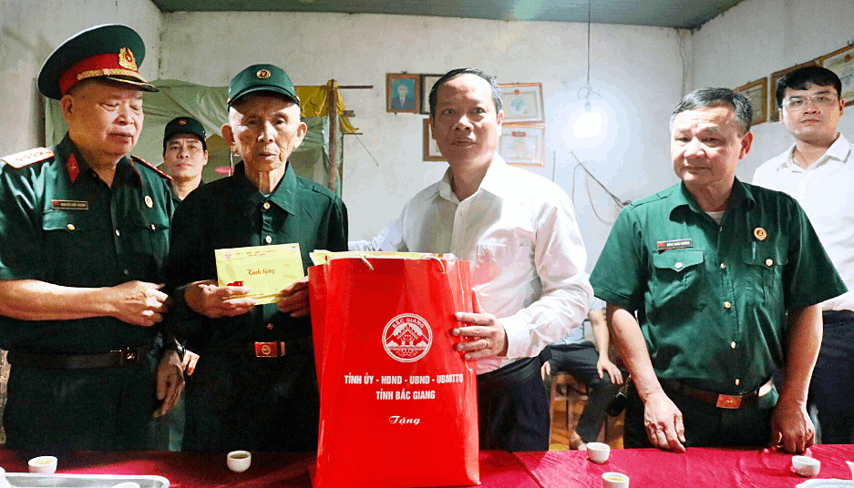 Đồng chí Phó Chủ tịch HĐND tỉnh tặng quà cựu TNXP huyện Tân Yên