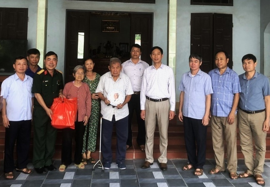 Thượng tá Giáp Văn Chính- Chỉ huy trưởng Ban Chỉ huy Quân sự huyện thăm tặng quà CCB tại Việt Lập