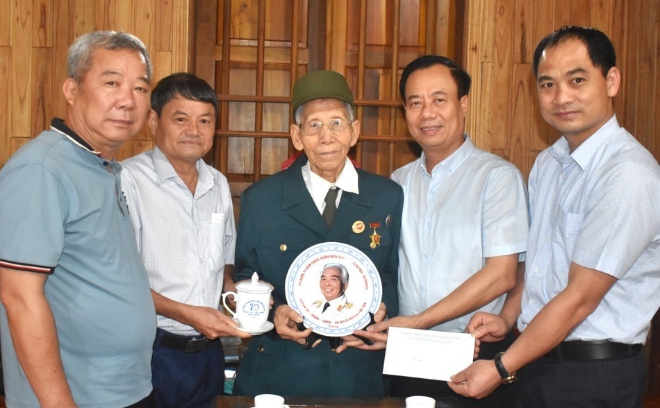 Lãnh đạo HU, UBND huyện thăm, tặng quà chiến sỹ Điện Biên