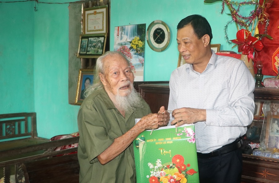 Đồng chí Phó Bí thư Thường trực Huyện ủy thăm, tặng quà CCB tham gia Chiến dịch Điện Biên Phủ