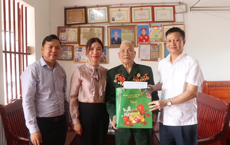 Đồng chí La Văn Nam thăm, tặng quà CCB xã Biển Động tham gia Chiến dịch Điện Biên Phủ