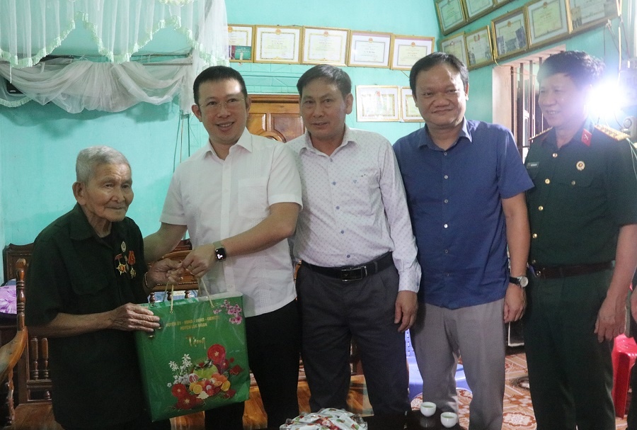 28 CCB và cựu TNXP tham gia chiến dịch Điện Biên Phủ được nhận quà