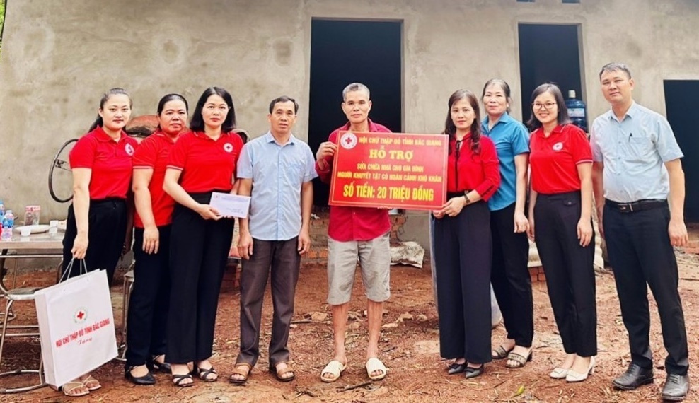 Hội chữ thập đỏ tỉnh trao tiền hỗ trợ xây dựng nhà tại Quế Nham|https://tanyen.bacgiang.gov.vn/chi-tiet-tin-tuc/-/asset_publisher/Enp27vgshTez/content/hoi-chu-thap-o-tinh-trao-tien-ho-tro-xay-dung-nha-tai-que-nham