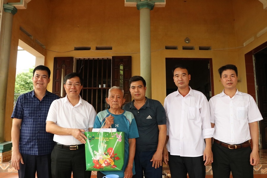 Đồng chí Chu Văn Trọng tặng quà tri ân Cựu thanh niên xung phong 2 xã Thanh Hải và Phượng Sơn