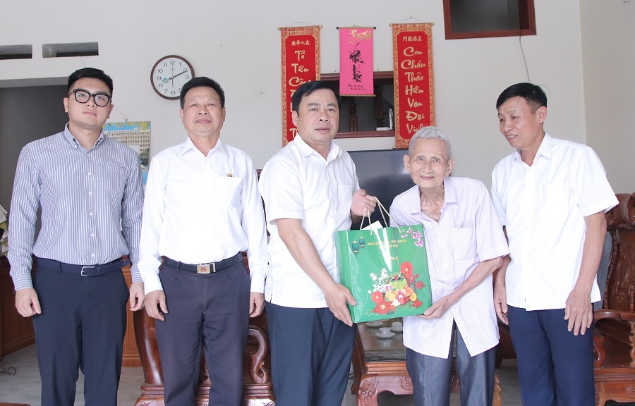 Đồng chí Nguyễn Văn Hải đến thăm, tặng quà cựu chiến binh tham gia chiến dịch Điện Biên Phủ