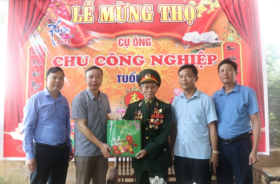 Đồng chí Nguyễn Văn Mạnh, Phó Chủ tịch UBND huyện thăm, tặng quà CCB tham gia Chiến dịch Điện...
