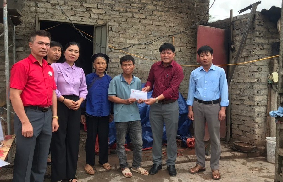 Lục Ngạn trao hỗ trợ cho gia đình bị đuối nước tại xã Phong Vân