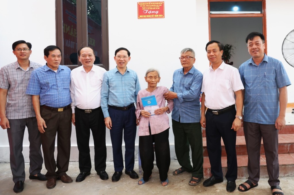 Chủ tịch UBND tỉnh Lê Ánh Dương dự trao nhà đại đoàn kết tại xã Lan Giới|https://tanyen.bacgiang.gov.vn/ja_JP/chi-tiet-tin-tuc/-/asset_publisher/Enp27vgshTez/content/chu-tich-ubnd-tinh-le-anh-duong-du-trao-nha-ai-oan-ket-tai-xa-lan-gioi