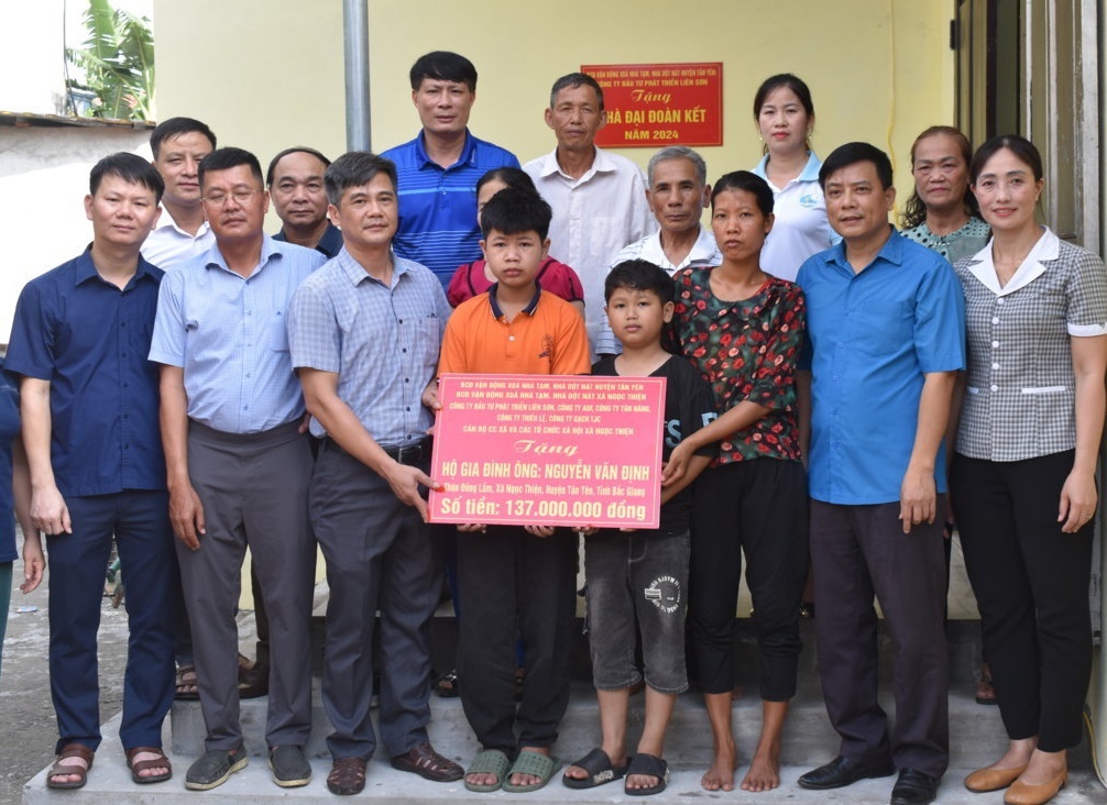 Đồng chí Ngô Quốc Hưng – Phó Chủ tịch TT UBND huyện  trao nhà đại đoàn kết cho hộ nghèo