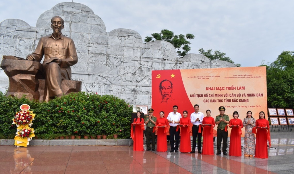 Khai mạc triển lãm: Chủ tịch Hồ Chí Minh với cán bộ và nhân dân các dân tộc Bắc Giang