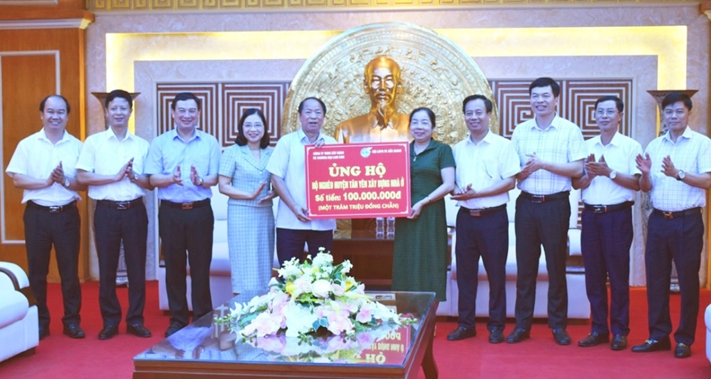 Đồng chí Bí thư Thành ủy trao kinh phí hỗ trợ xóa nhà tạm  cho huyện Tân Yên