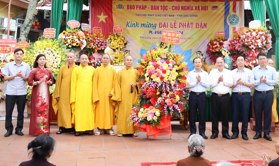 Phó Chủ tịch Thường trực UBND tỉnh Mai Sơn chúc mừng Đại lễ Phật đản Phật lịch 2568 - Dương lịch năm 2024|https://tanyen.bacgiang.gov.vn/web/guest/chi-tiet-tin-tuc/-/asset_publisher/St1DaeZNsp94/content/pho-chu-tich-thuong-truc-ubnd-tinh-mai-son-chuc-mung-ai-le-phat-an-phat-lich-2568-duong-lich-nam-2024