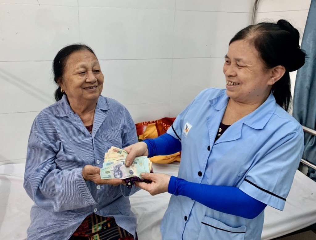 Nữ nhân viên vệ sinh nhặt được của rơi, trả lại người bệnh|https://tanyen.bacgiang.gov.vn/en_GB/chi-tiet-tin-tuc/-/asset_publisher/Enp27vgshTez/content/nu-nhan-vien-ve-sinh-nhat-uoc-cua-roi-tra-lai-nguoi-benh