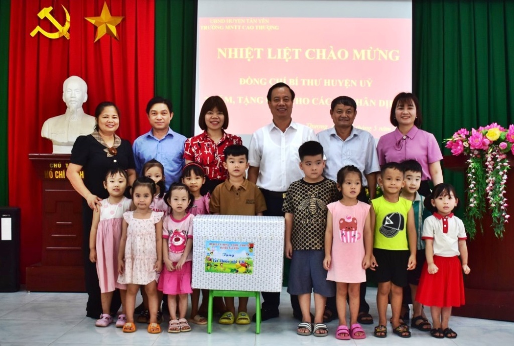 Lãnh đạo Huyện ủy thăm tặng quà tết thiếu nhi|https://tanyen.bacgiang.gov.vn/chi-tiet-tin-tuc/-/asset_publisher/Enp27vgshTez/content/lanh-ao-huyen-uy-tham-tang-qua-tet-thieu-nhi