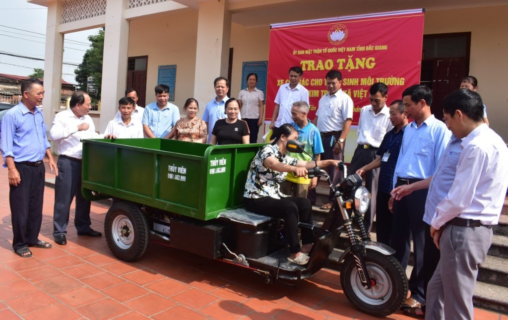 MTTQ tỉnh trao tặng xe chở rác tại Tân Yên|https://tanyen.bacgiang.gov.vn/vi_VN/chi-tiet-tin-tuc/-/asset_publisher/Enp27vgshTez/content/mttq-tinh-trao-tang-xe-cho-rac-tai-tan-yen