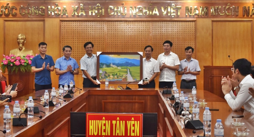 Đoàn công tác huyện Bảo Yên thăm quan học tập tại Tân Yên|https://tanyen.bacgiang.gov.vn/chi-tiet-tin-tuc/-/asset_publisher/Enp27vgshTez/content/-oan-cong-tac-huyen-bao-yen-tham-quan-hoc-tap-tai-tan-yen
