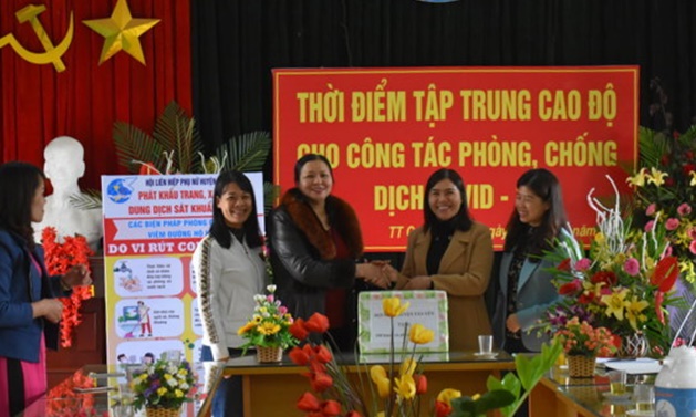 Hội Phụ nữ Tân Yên tặng xà phòng, khăn mặt và dung dịch sát khuẩn cho các trường Mầm non  trong...