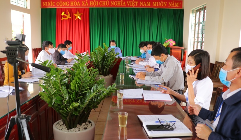 Đồng chí Nguyễn Thế Toản duyệt văn kiện ĐH Đảng bộ xã Việt Lập