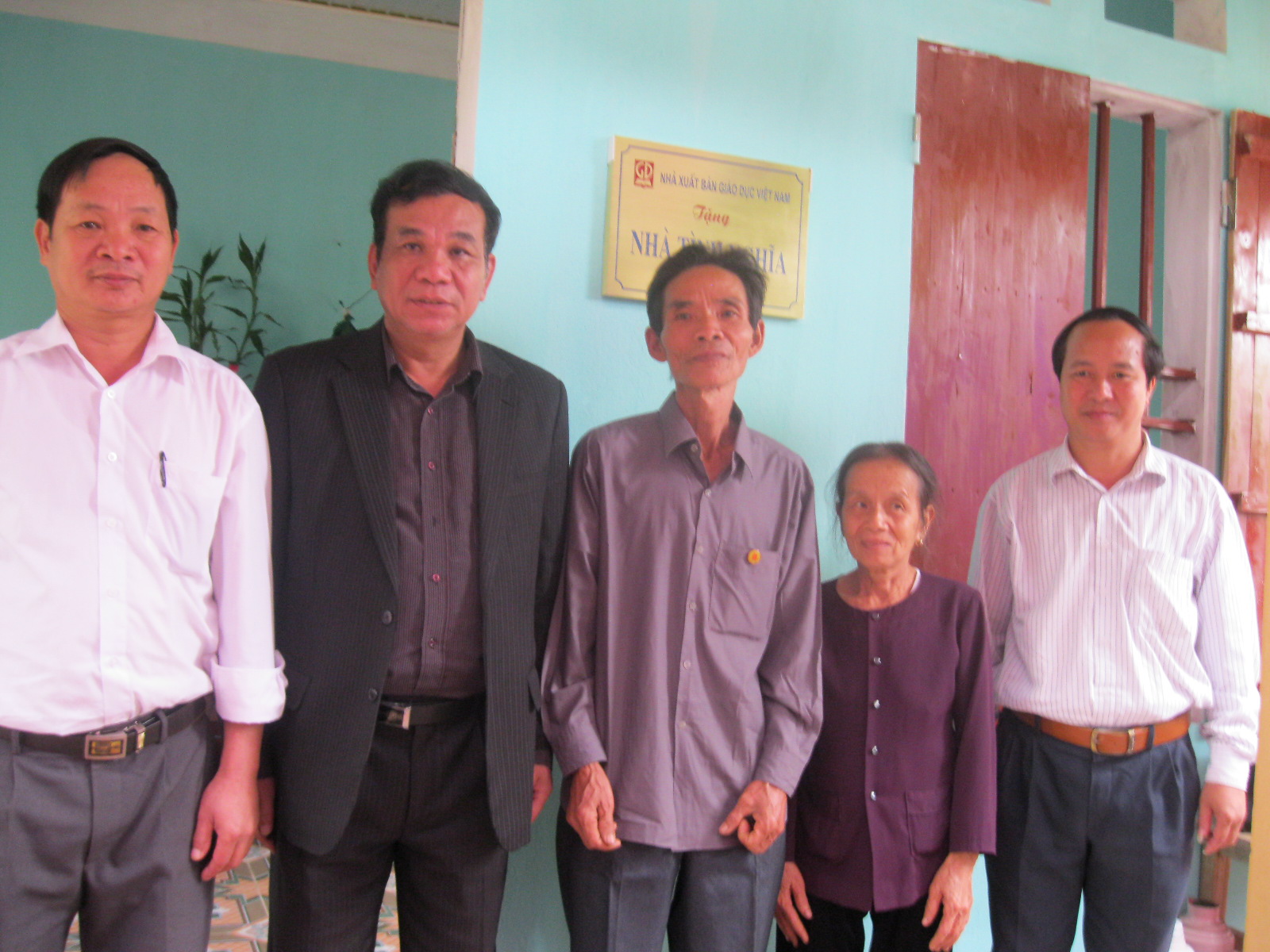 Trao tặng nhà tình nghĩa cho nạn nhân chất độc da cam  tại phố Bùng, thị trấn Nhã Nam